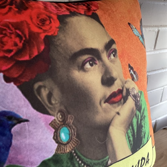 EUC FRIDA KAHLO Accent Decorative Zippered Pillow 🦋Includes Bonus Insert Pillow - Picture 10 of 15